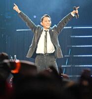 ライブで盛り上がる今井翼＝ＫＴ・Ｚｅｐｐ　Ｙｏｋｏｈａｍａ（撮影・持木克友）