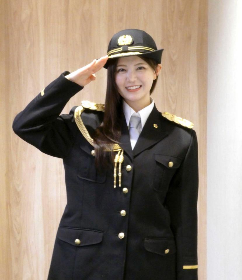 一日警察署長を務めた園田あいか