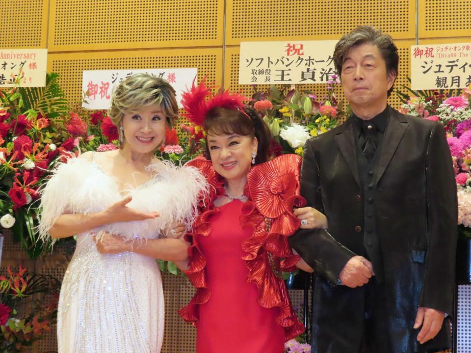 　ジュディ・オングを祝福する小林幸子（左）と中村雅俊（右）
