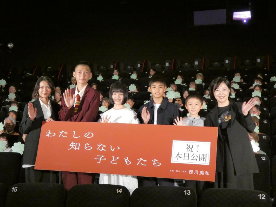 舞台あいさつを行った（左から）二階堂ふみ、小林丞之介、小八重葵美、羽山由一郎、渋谷そらじ、西川美和監督＝都内