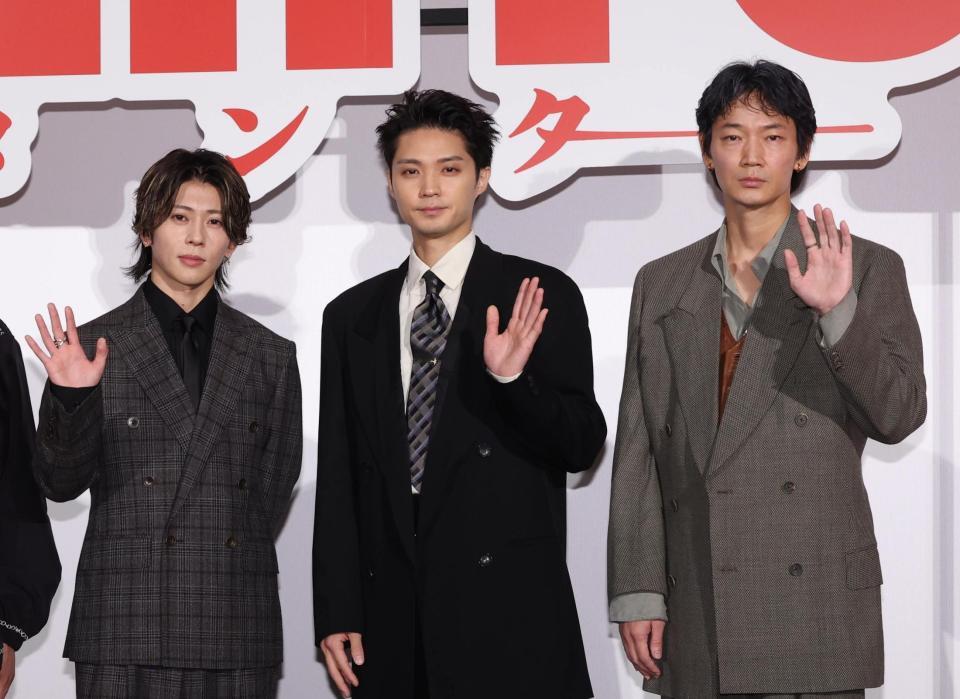 舞台あいさつに登場した（左から）末澤誠也、磯村勇斗、綾野剛＝東京・ＴＯＨＯシネマズ六本木ヒルズ（撮影・佐々木彰尚）