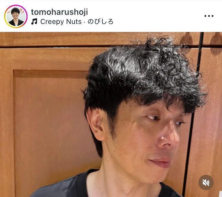 斜め横も自然。庄司智春のインスタグラム＠ｔｏｍｏｈａｒｕｓｈｏｊｉより 