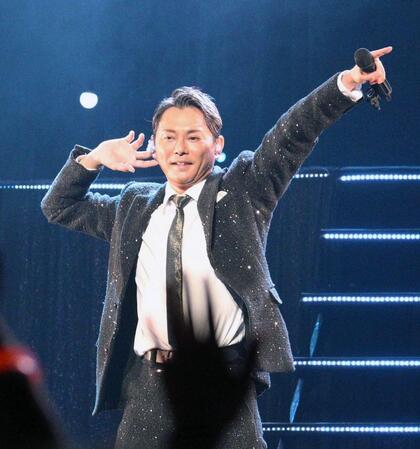 ライブで盛り上がる今井翼（撮影・持木克友）