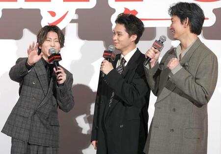 笑顔の（左から）末澤誠也、磯村勇斗、綾野剛（撮影・佐々木彰尚）