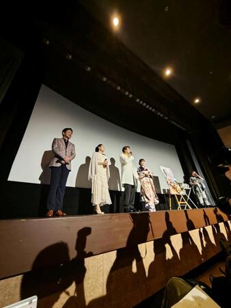 映画「演歌の坂道」初日舞台あいさつに出席した（左から）ジャッキー・ウー監督、田中美奈子、川﨑麻世、丘みどり