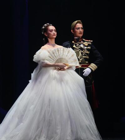 「エリザベート」エリザベートの星空美咲（左）とフランツ・ヨーゼフの聖乃あすか