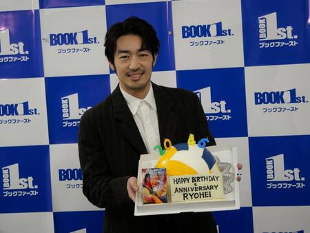 ケーキを手に笑顔を見せた大谷亮平
