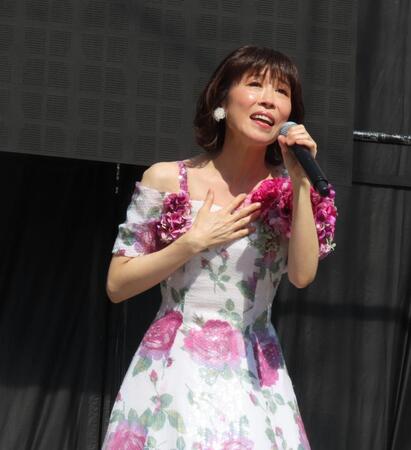 新曲「恋の終わりの名古屋にひとり」を歌う水森かおり