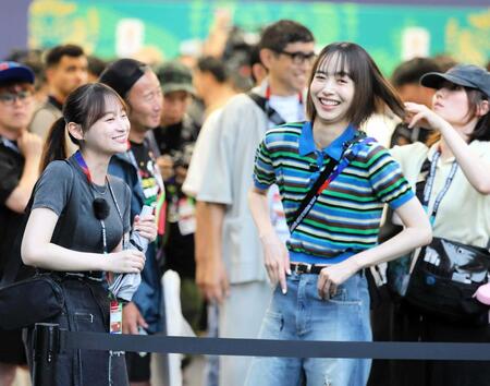 日本代表の練習を取材した井桁弘恵（右）と影山優佳＝６月１９日、メキシコ・モンテレイ