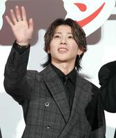手を振る末澤誠也（撮影・佐々木彰尚）