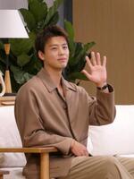 撮影に応じる竹内涼真