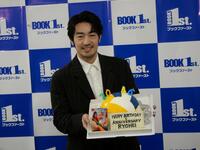 ケーキを手に笑顔を見せた大谷亮平