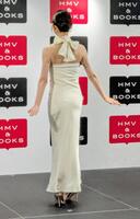 写真集発売記念イベントを行った堀未央奈＝都内