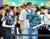 日本代表の練習を取材した井桁弘恵（右）と影山優佳＝６月１９日、メキシコ・モンテレイ
