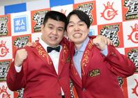 優勝し１９代目の王者に輝いたジェラードン・アタック西本（左）とかみちぃ（撮影・佐々木彰尚）