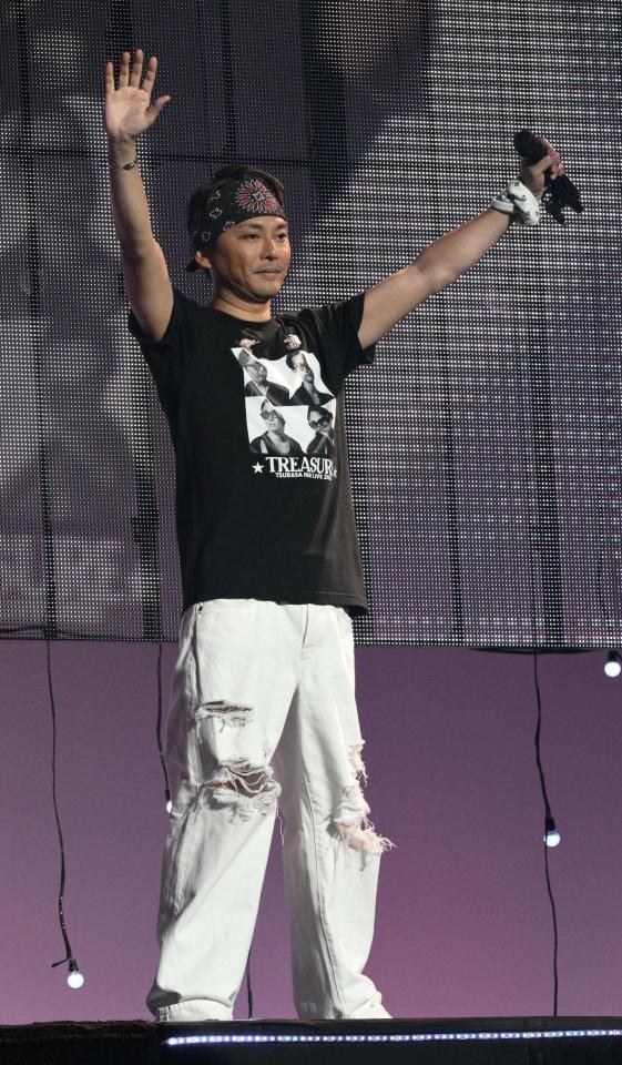 ファンに手を振りステージを終えた今井翼＝ＫＴ・Ｚｅｐｐ　Ｙｏｋｏｈａｍａ（撮影・持木克友）