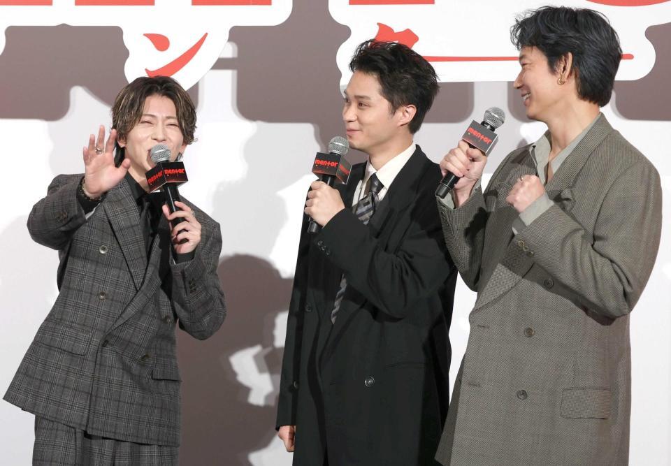 笑顔の（左から）末澤誠也、磯村勇斗、綾野剛（撮影・佐々木彰尚）