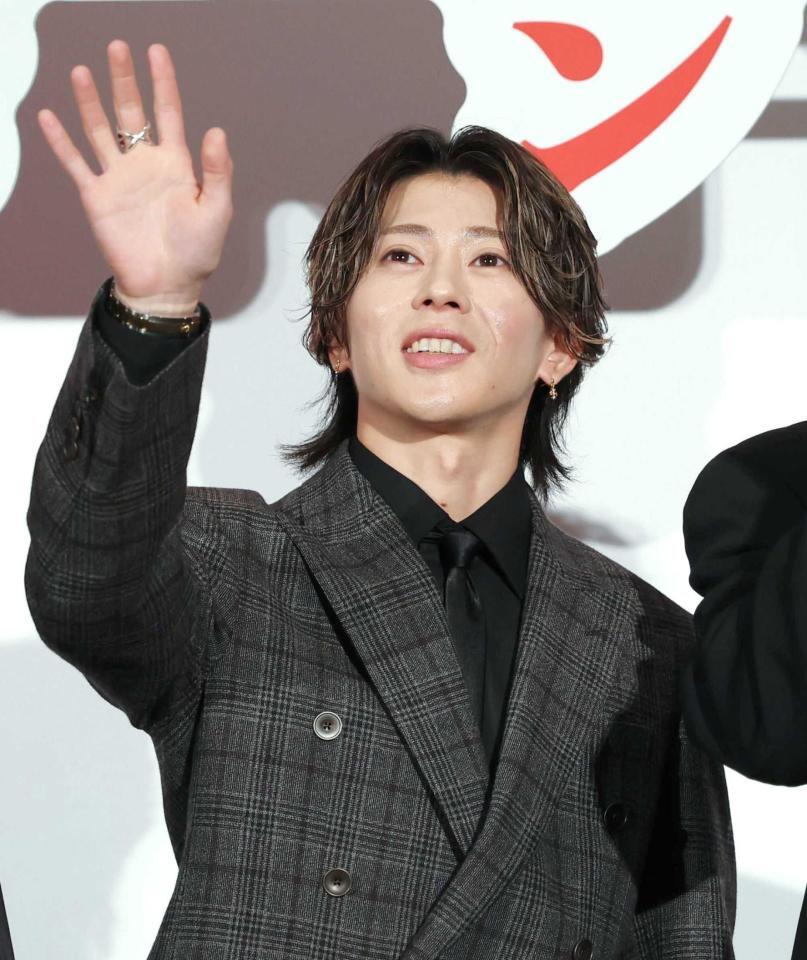手を振る末澤誠也（撮影・佐々木彰尚）