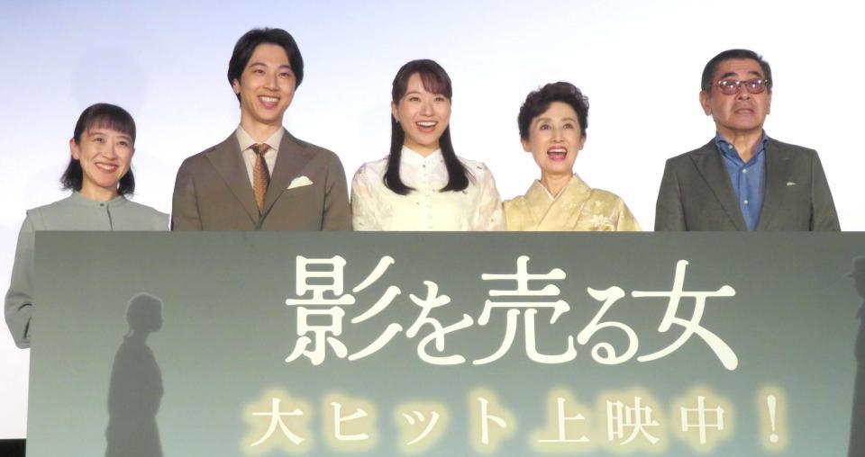 舞台あいさつを行った（左から）三納みなみ、青木涼、長谷川奈央、芦川よしみ、赤羽博監督