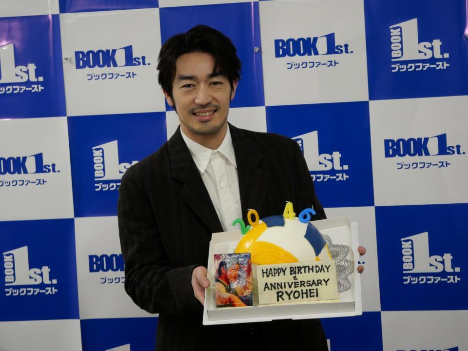 ケーキを手に笑顔を見せた大谷亮平