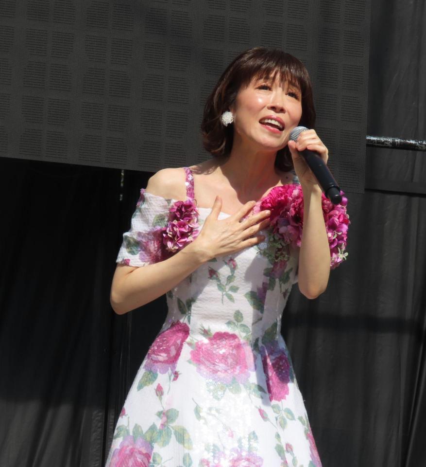 新曲「恋の終わりの名古屋にひとり」を歌う水森かおり