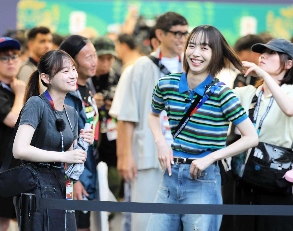 日本代表の練習を取材した井桁弘恵（右）と影山優佳＝６月１９日、メキシコ・モンテレイ