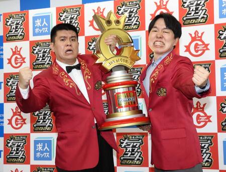 優勝したジェラードンのアタック西本（左）とかみちぃ（撮影・佐々木彰尚）　
