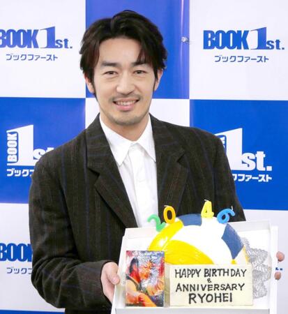 誕生日ケーキを持つ大谷亮平