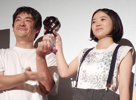 最優秀俳優賞トロフィーを見せる姫野花春（右）と沖田修一監督