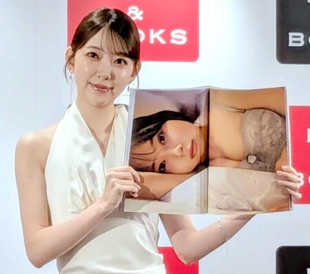 写真集を持つ堀未央奈　