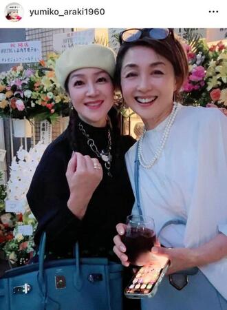 バーキン似合う！荒木由美子（左）のインスタグラム＠ｙｕｍｉｋｏ＿ａｒａｋｉ１９６０（１０月１０日付）より