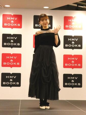 撮影に応じる沢口愛華