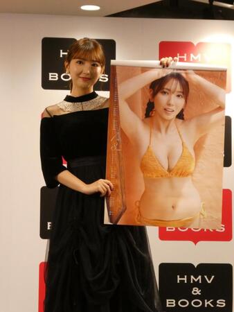 撮影に応じる沢口愛華