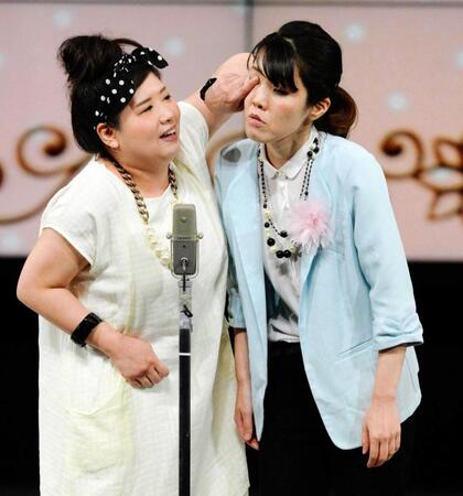 アジアンの隅田美保（右）と馬場園梓＝２０１５年