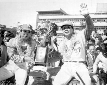 リーグ優勝を決めてパレードする中日・与那嶺要監督＝１９７４年