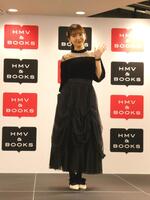 撮影に応じる沢口愛華