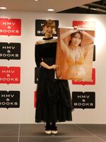 撮影に応じる沢口愛華＝都内