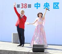 水森かおり（右）のスペシャルステージにサプライズ登場したオール巨人