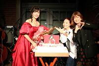 松本伊代（右）らから祝福される早見優（左）