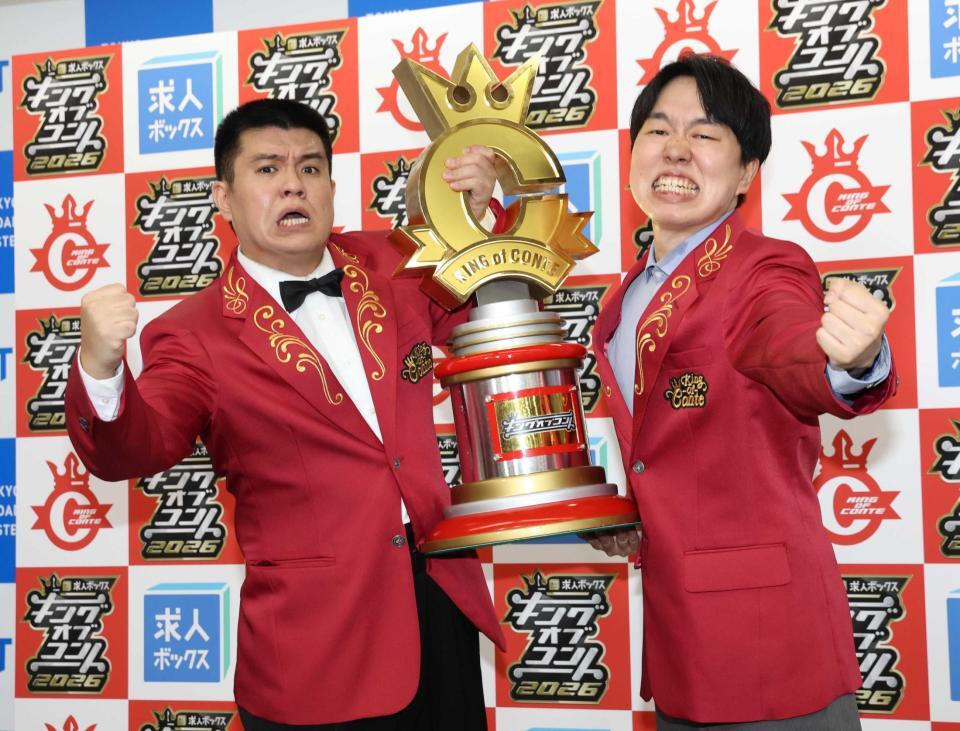 優勝したジェラードンのアタック西本（左）とかみちぃ（撮影・佐々木彰尚）　