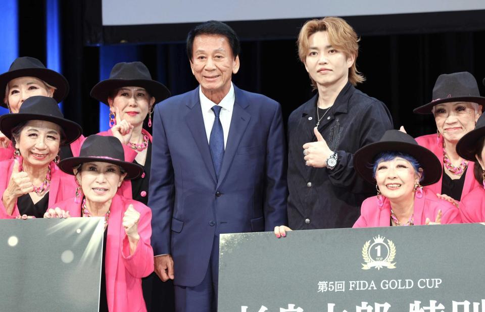 優勝チームと笑顔を見せる杉良太郎（中央左）とＫＥＮＺＯ（撮影・佐々木彰尚）
