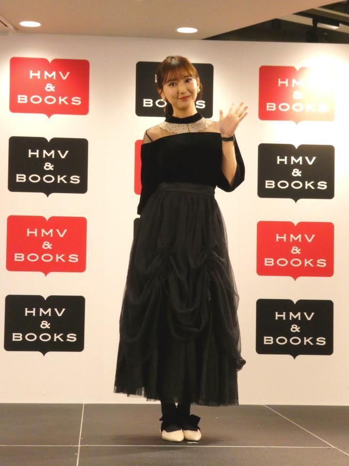 撮影に応じる沢口愛華