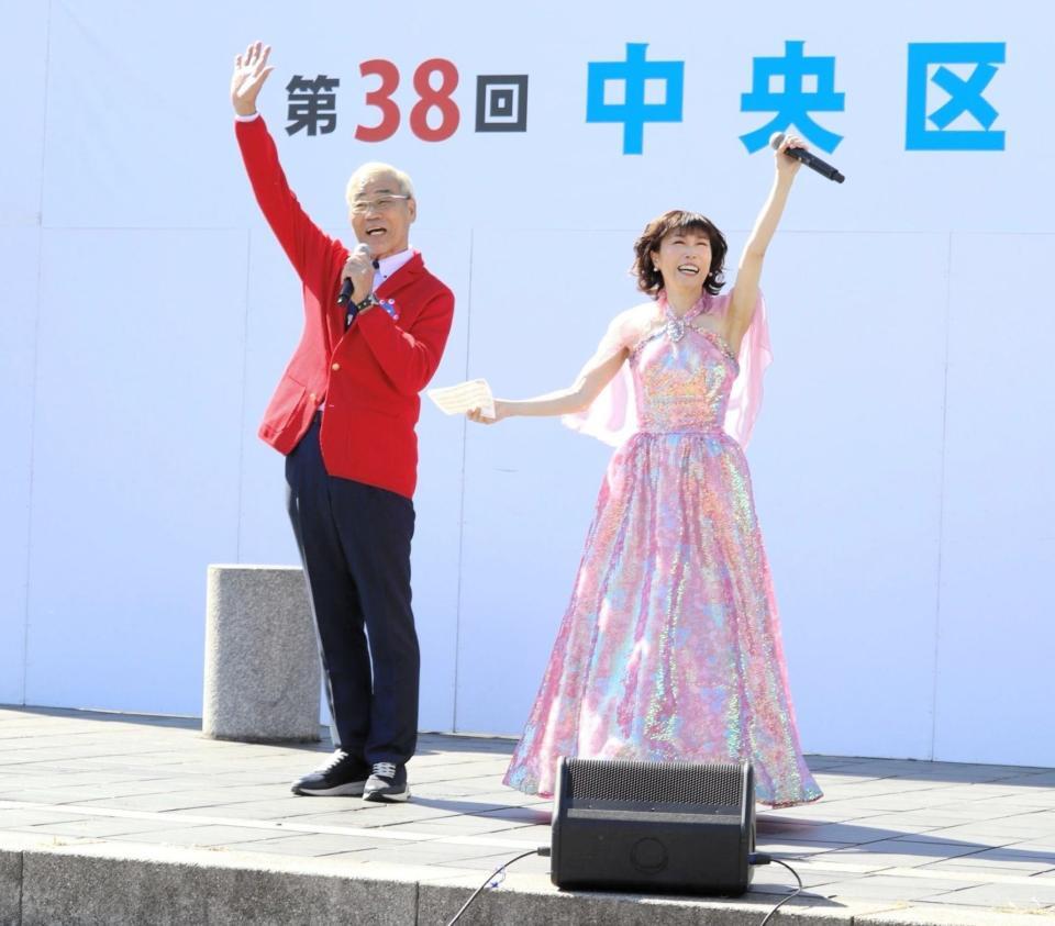 水森かおり（右）のスペシャルステージにサプライズ登場したオール巨人