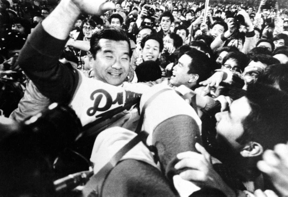 リーグ優勝を決めて胴上げされる中日の与那嶺監督＝１９７４年