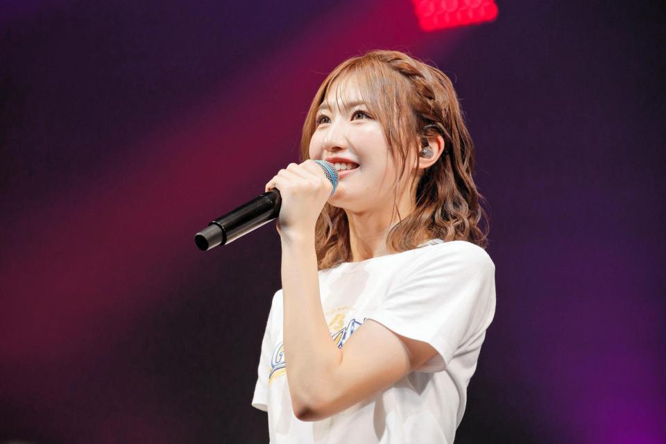 「ＮＭＢ４８　１６ｔｈ　Ａｎｎｉｖｅｒｓａｒｙ　ＬＩＶＥ　ＧＯ　ＴＯ　城　～皆と共に～」で思いを語る塩月希依音ⓒＮＭＢ４８
