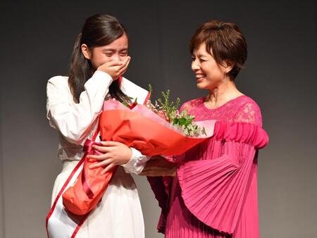 嬉し涙を流す（左から）田淵結真さんと榊原郁恵（撮影・千葉大輝）