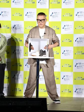 「箱の中身はなんだろな」を英語のみで挑戦するシソンヌ・長谷川