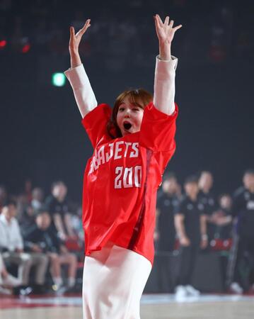 フリースローに成功し喜ぶ篠崎愛（撮影・石井剣太郎）