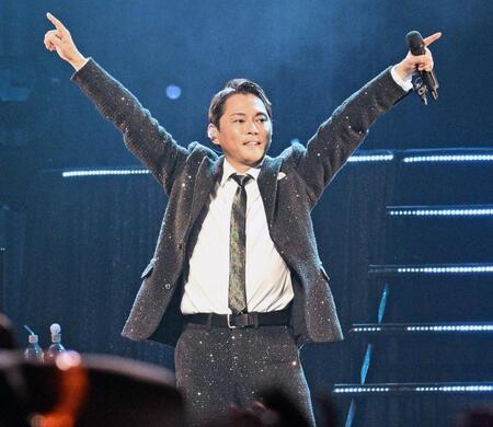 ライブで盛り上がる今井翼（撮影・持木克友）