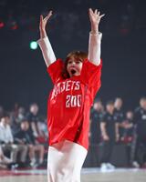 フリースローに成功し喜ぶ篠崎愛（撮影・石井剣太郎）